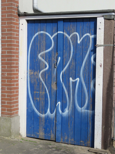 838222 Afbeelding van de graffiti 'FAME' op de houten deuren naast het pand Verenigingdwarsstraat 36 te Utrecht.